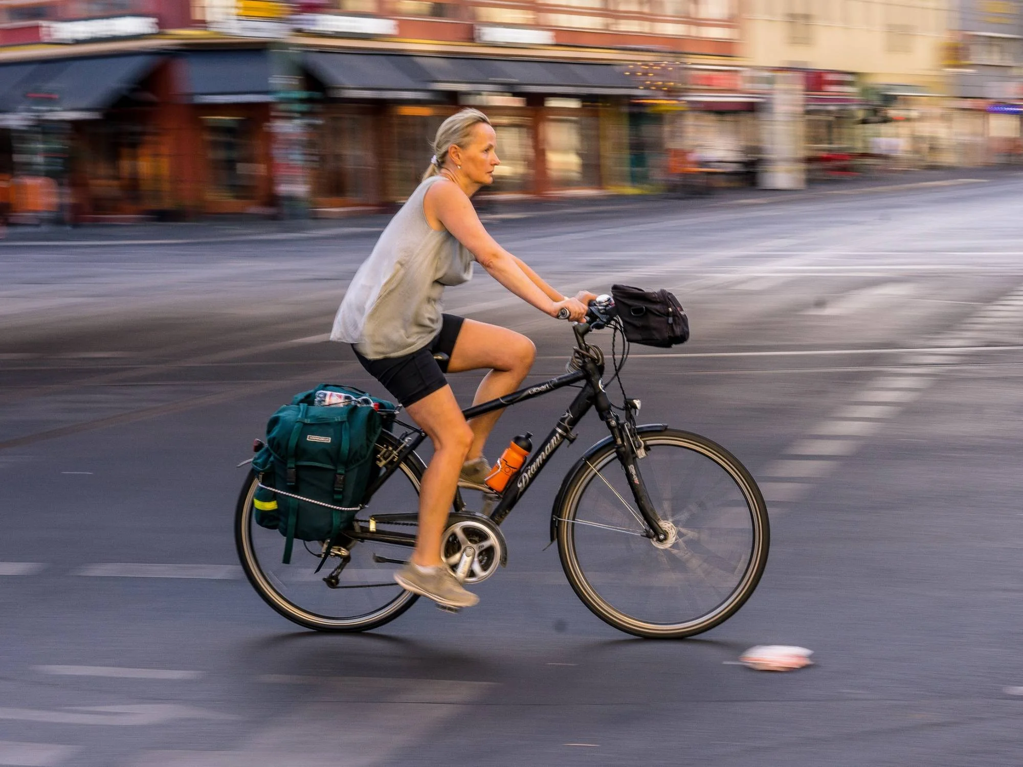 Fahrräder Verkaufsladen 17 Fahrräder Verkaufsladen -Fahrräder Verkaufsladen woman biking in the city